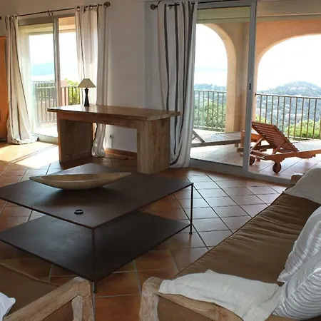 Villa Cavalaire فيلة